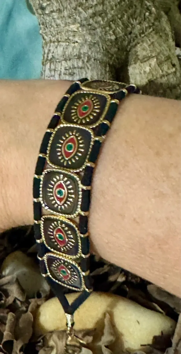 Superbe bracelet manchette cordon chaîne réglable médailles carrées œil réversible