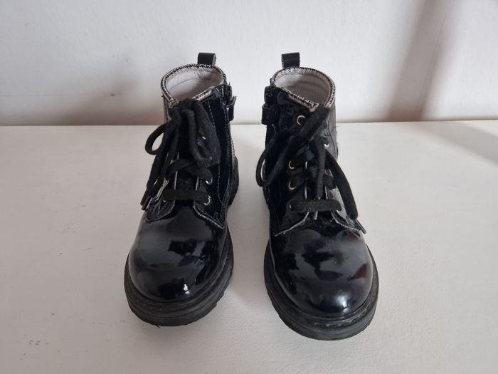 Boots en cuir verni noir