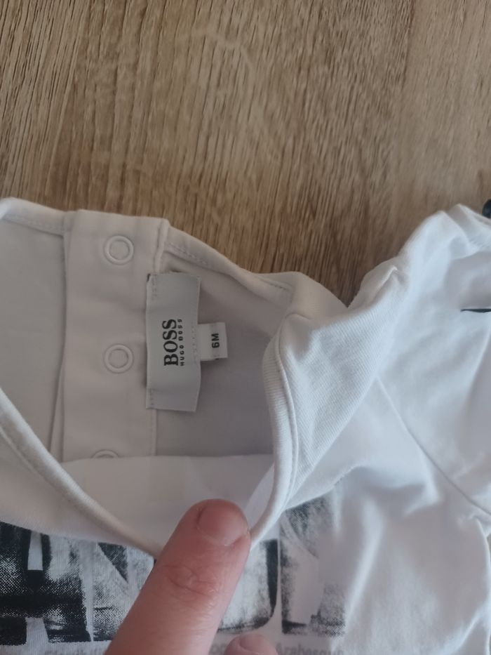 Haut hugoboss 6 mois - photo numéro 4