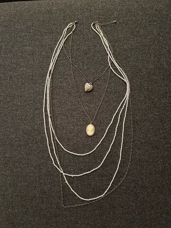 Collier sautoir multi rang argenté et perles blanches