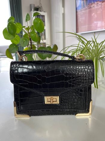 Sac à main noir brillant