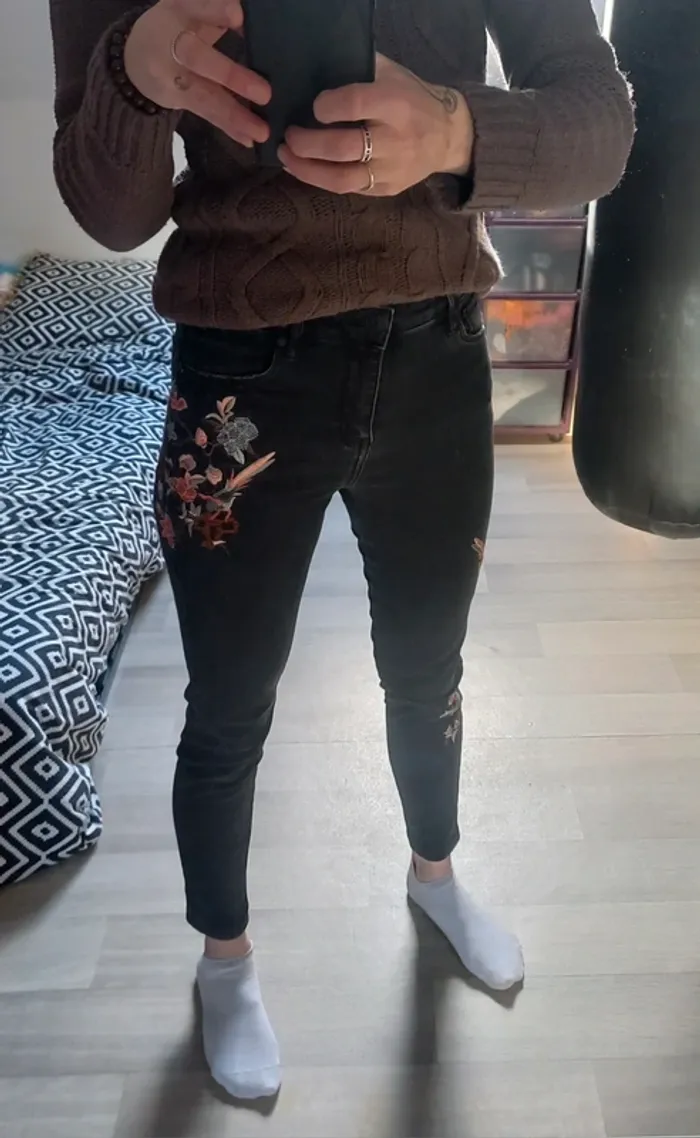 Jeans noir fantaisie fleuri T38