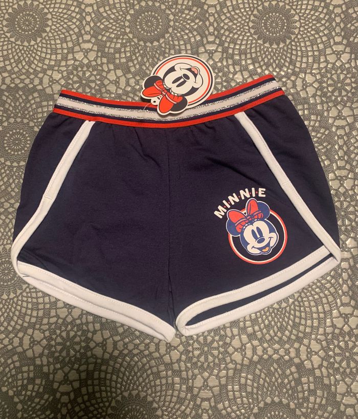 Short neuf taille 4 ans
