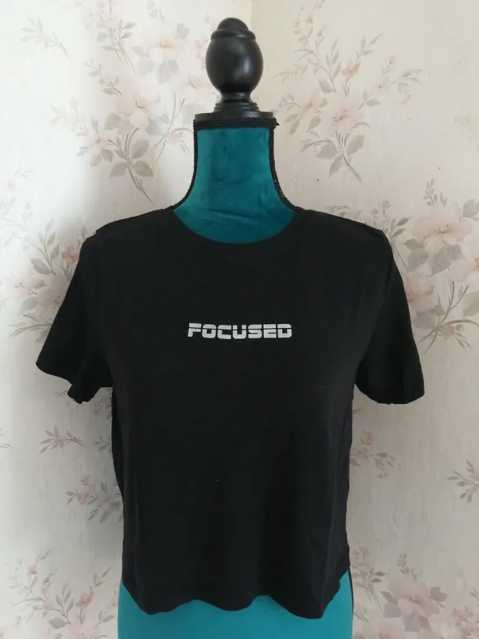 Tee-shirt noir crop top à message focused / fb sister / (L)