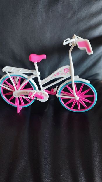 Beau vélo rose de jeux pour une barbie