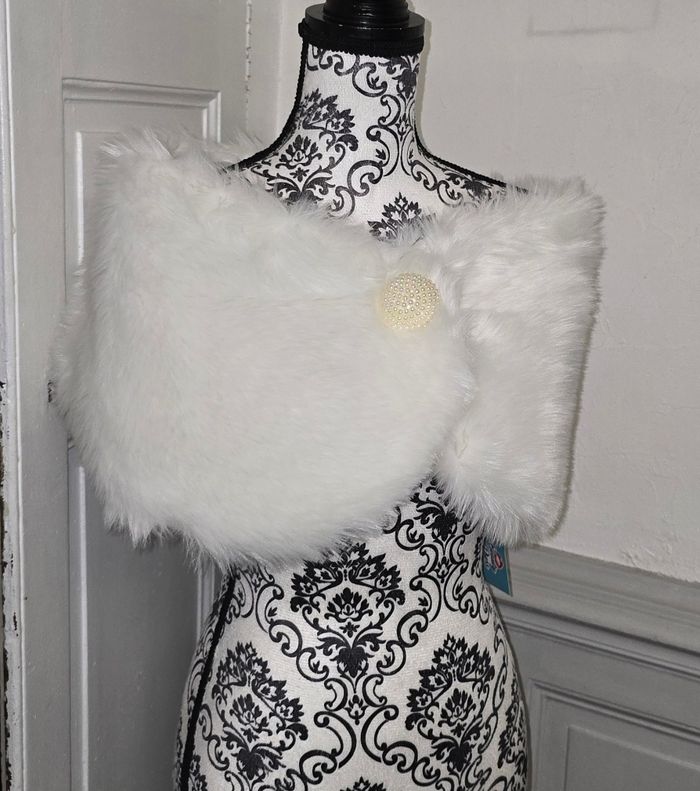 Étole blanche en fourrure mariage hiver automne cache epaule