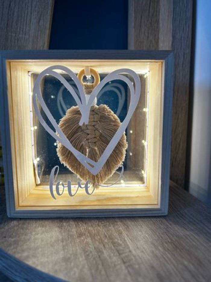 Décoration lumineuse avec macramé