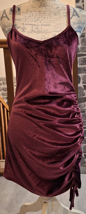 Robe à bretelles bordeaux en velours doux