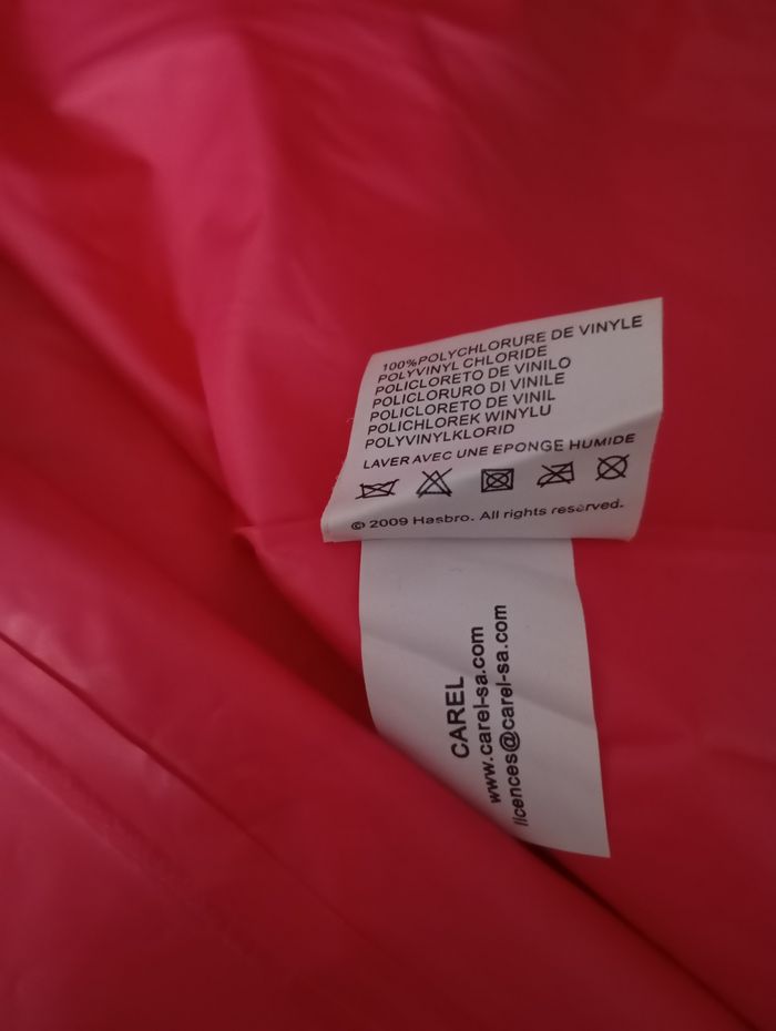 Imperméable ciré. 8!ans . Vinyl Rose et imprimé petshop. Très bon état - photo numéro 10