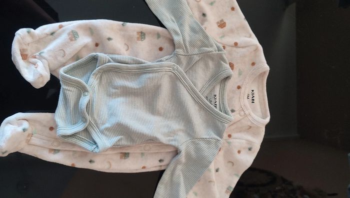 2 Lots bodies/ pyjamas taille 0 naissance ( 4 pièces ) - photo numéro 2