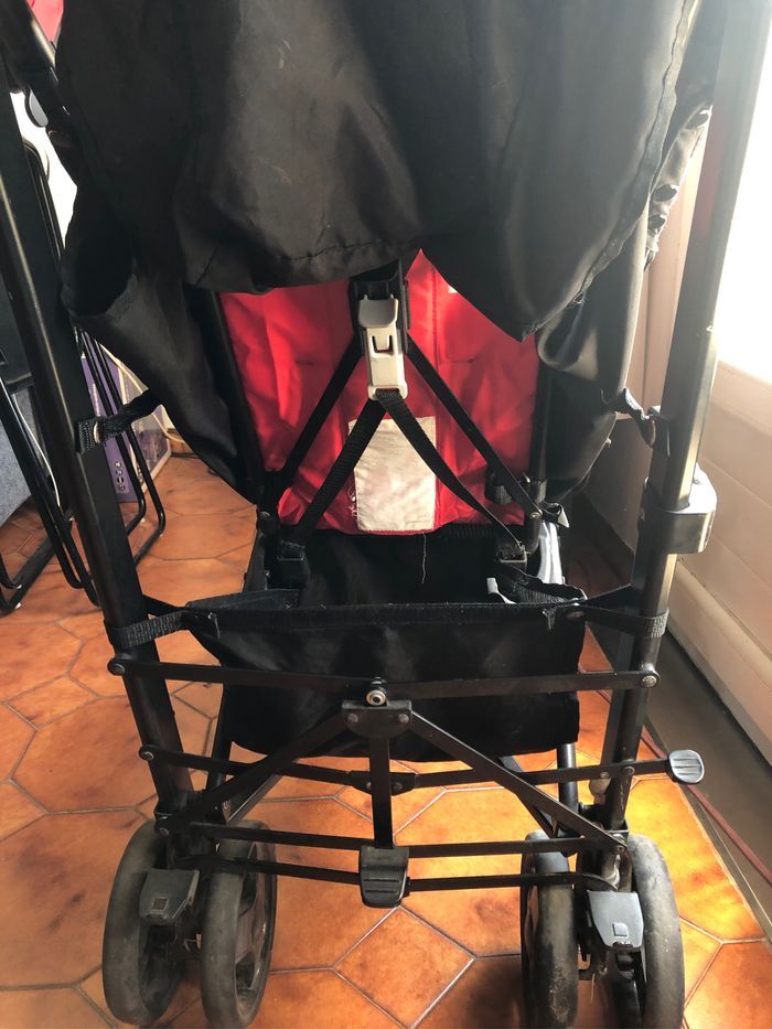 Poussette KIKO modèle Liteway rouge et noir avec panier et pare soleil prix: 80 Euros. À venir récupérer sur Lattes (34) - photo numéro 3