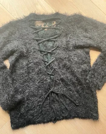 Pull fluffy dos dentelle noir Molly Bracken