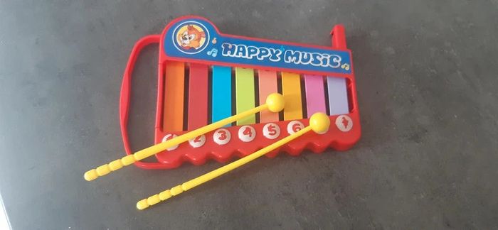Jouets bébé : xylophone "happy music" et ses 2 baguettes