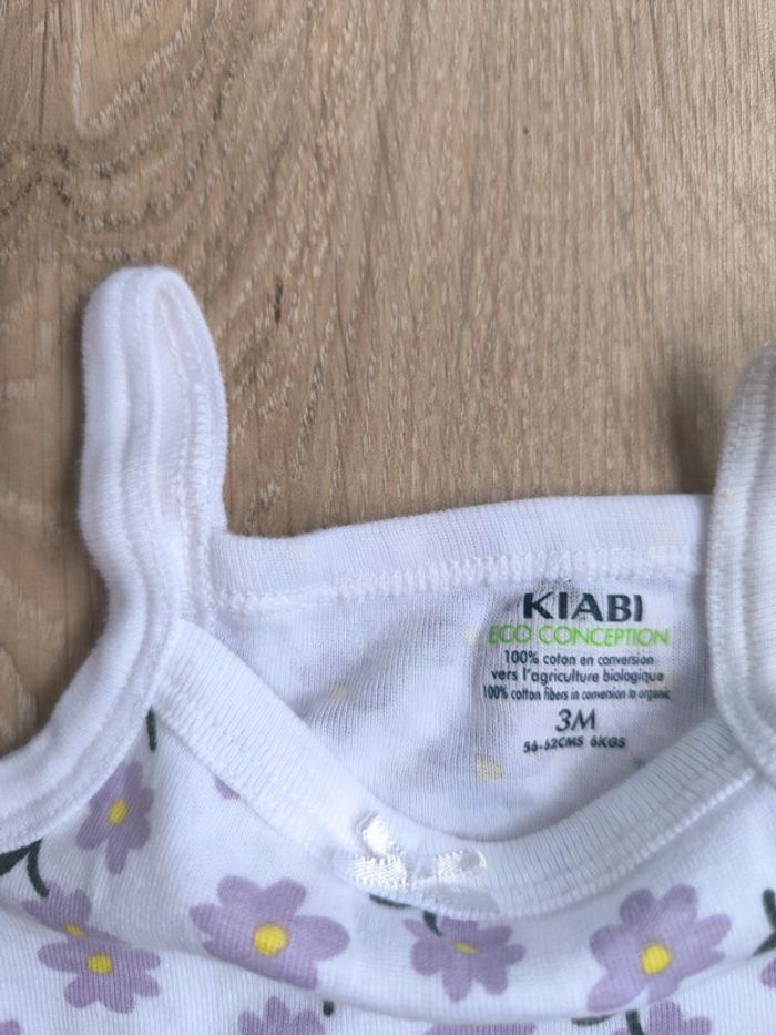 🌸 Body à bretelles Kiabi – 3 mois – Blanc & fleurs violettes 💜 - photo numéro 3
