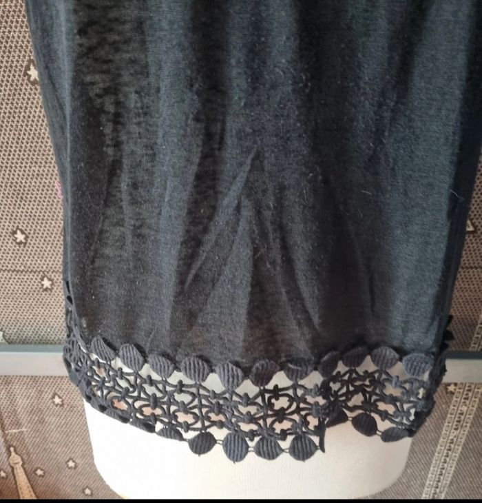 T-shirt noir avec broderie taille S-M - photo numéro 2