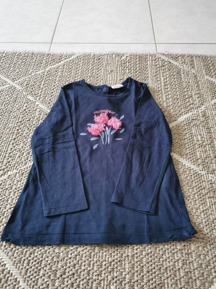 Tee-shirt bleu détails fleurs - photo numéro 2
