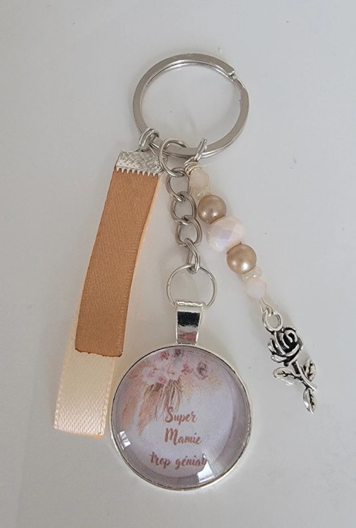 Cadeau mamie, porte clé message bijoux de sac " super mamie trop géniale "
