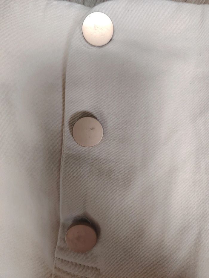 Mini jupe crème à bouton - photo numéro 2