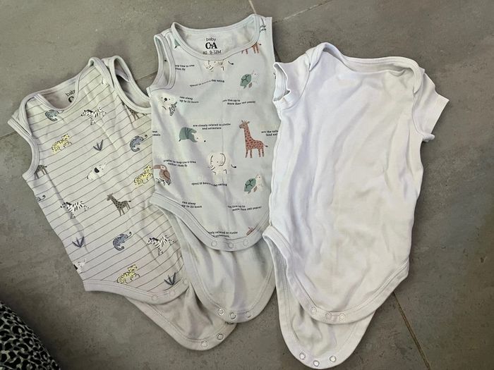 Lot 3 bodys C&A 9-12 mois