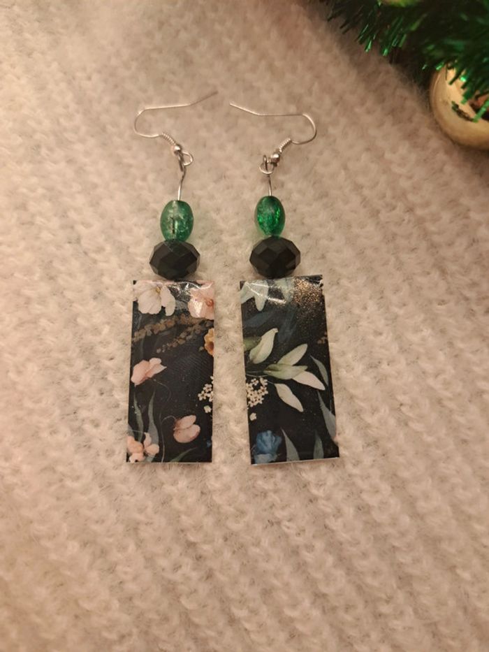 Boucles d'oreilles pendante noir et verte florale - photo numéro 3