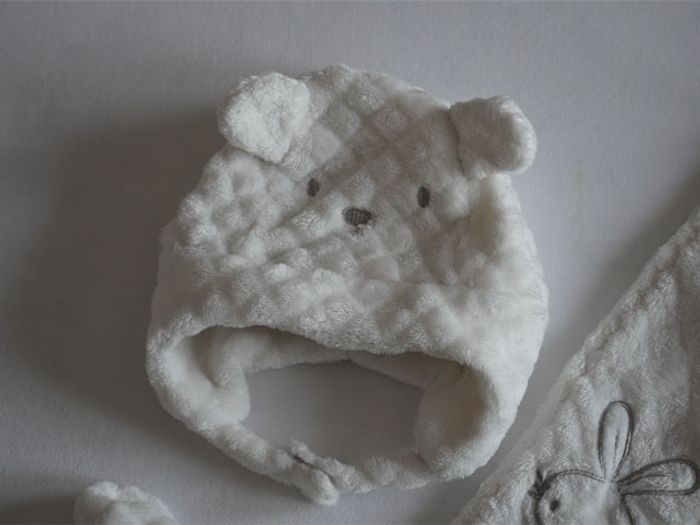 Ensemble velours blanc/écru fantaisie Kiabi : bonnet + écharpe + moufles pour bébé Taille : 0/3 mois - photo numéro 2