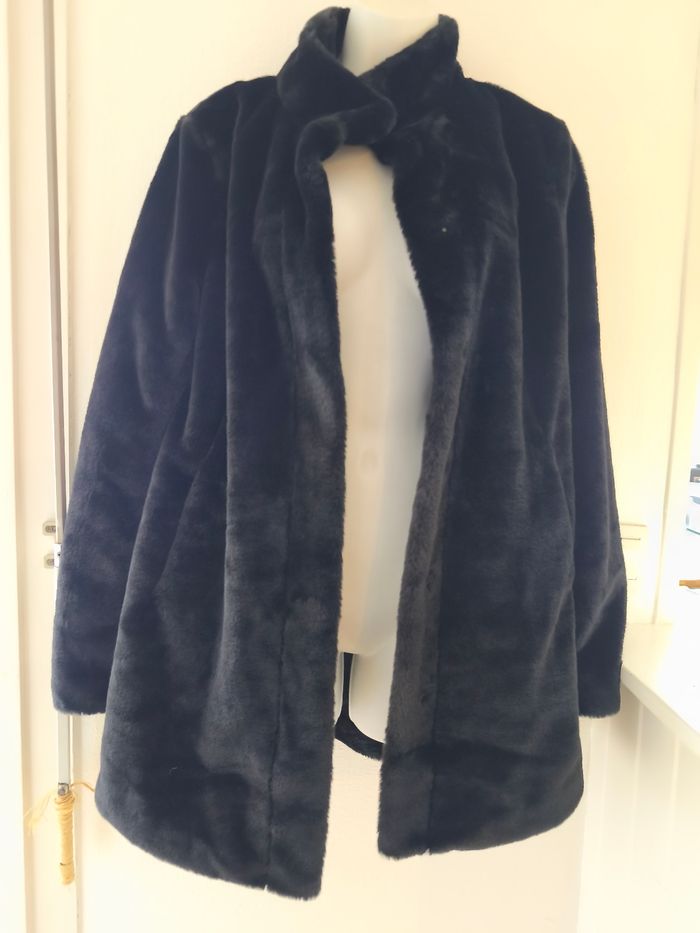 Manteau neuf fausse fourrure