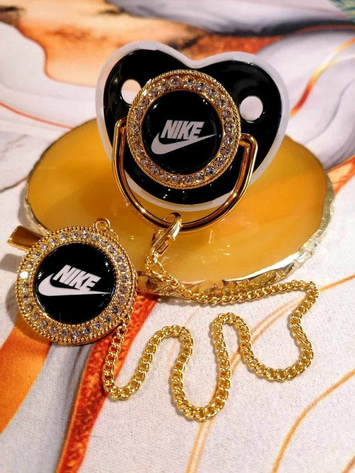 Tétine Nike - photo numéro 2