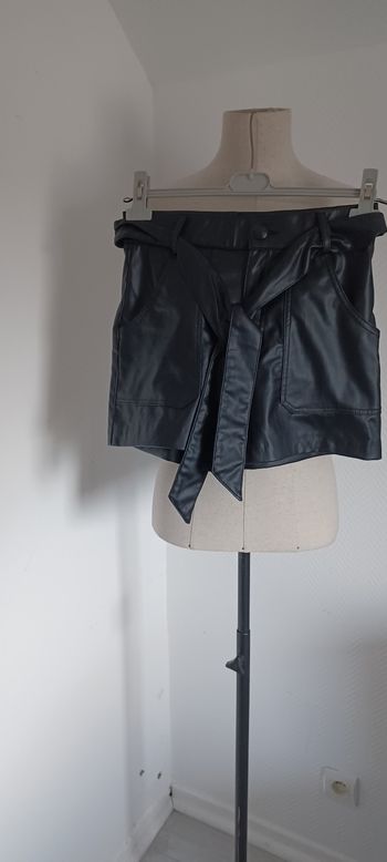 Très beau short simil cuir femme T 38
