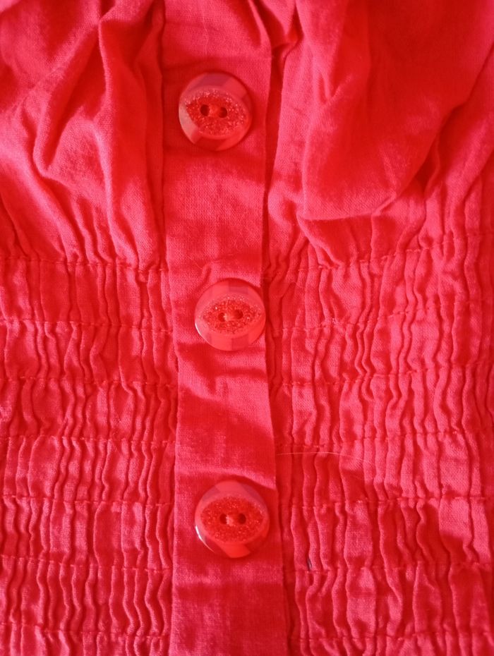 Robe rouge et broderie blanche . 12 ans . Côte n et polyester .. Très bon état. - photo numéro 6