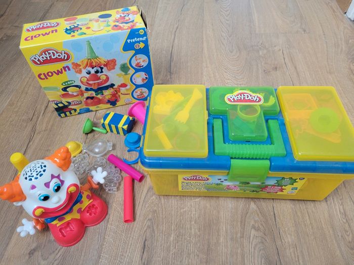 Malette accessoires pâtes à modeler et 3 ateliers clown, glacier et patissier play-doh