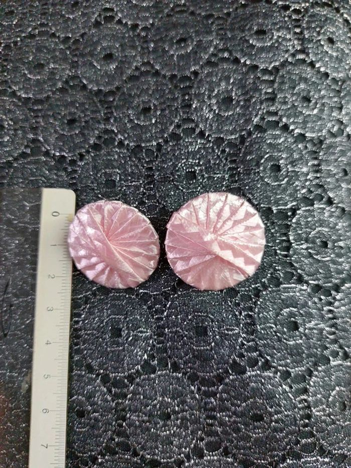 Magnifique paire de boucles d'oreilles rose satiné - photo numéro 3