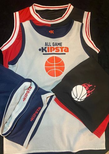 lot de deux ensembles de basketball (taille 11/12 ans)