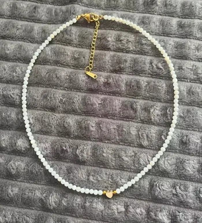 Collier ras-de-cou “Cœur nacré” Perles en coquillage naturel & cœur doré plaqué or - photo numéro 6