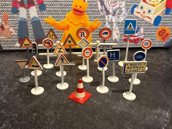 Lot panneaux signalisation minialuxe et dinkytoys - photo numéro 3