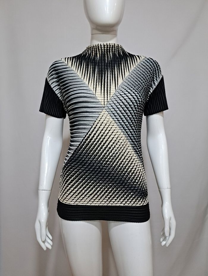 top manches courtes noir et blanc Taille 36 123 Neuf