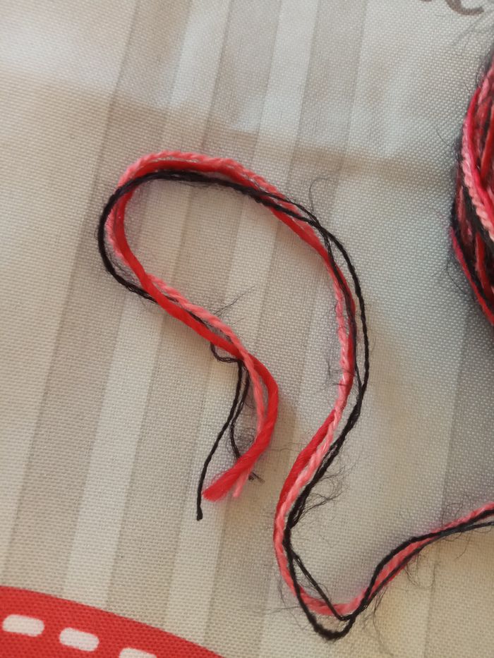 Lot de 3 petites Pelotes Fantaisies Tons Rouges, Noirs et Roses (210g) - photo numéro 3