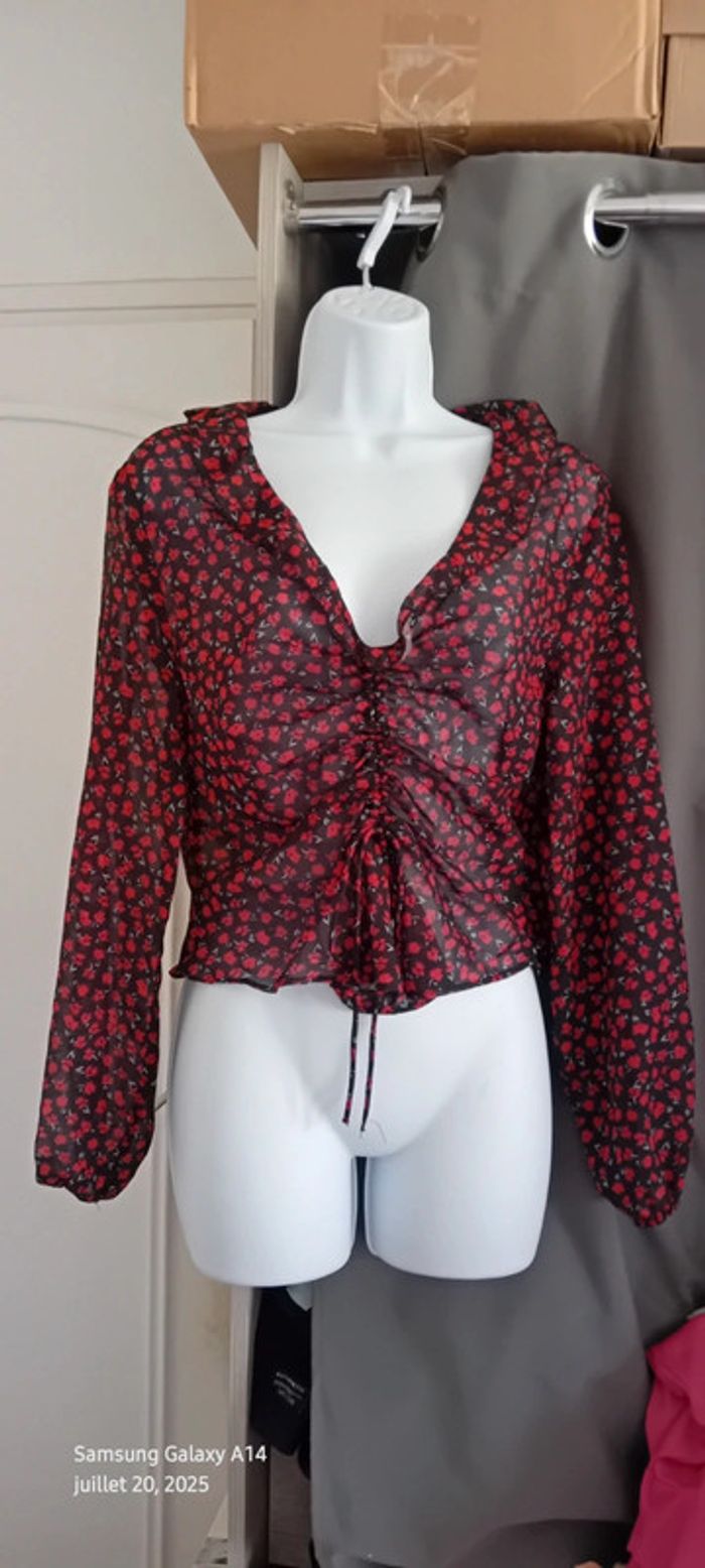 Blouse en voile col en V imprimé fleurs noir et rouge femme M bershka - photo numéro 2