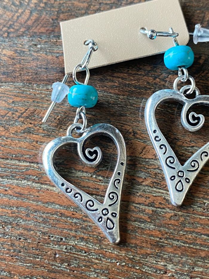 Magnifiques boucles d’oreilles argentées cœurs, perles et turquoise - photo numéro 2