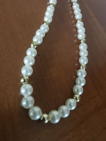 Collier de perles blanches et dorées