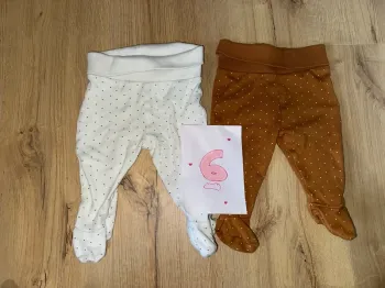 Lot de deux pantalons avec pieds 6 mois