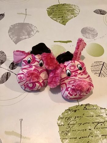 Paire de chaussons tête animaux roses et noir taille 24 /25