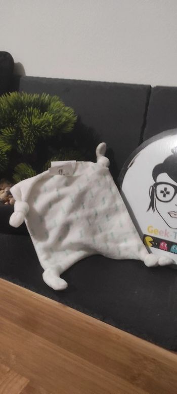 doudou plat mouchoir mes petits cailloux blanc vert menthe noeuds trait Ligne