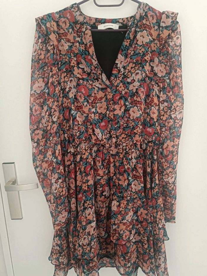 Robe fleurie à volants et dorure Taille 38 Promod Neuf - photo numéro 2