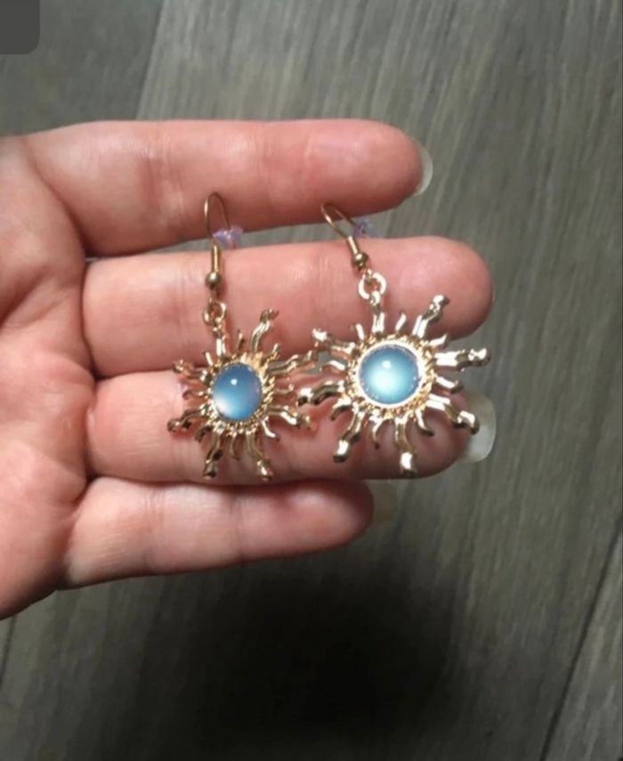Boucles d’oreilles pendantes NEUVES femme en forme de soleil ☀️ couleurs bleu clair et doré - photo numéro 2