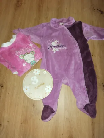 2 pyjamas  velours  taille 3 mois fille