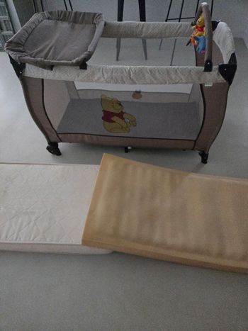 Lit parapluie nomade bébé Winnie l’Ourson avec table à langer – Très bon état