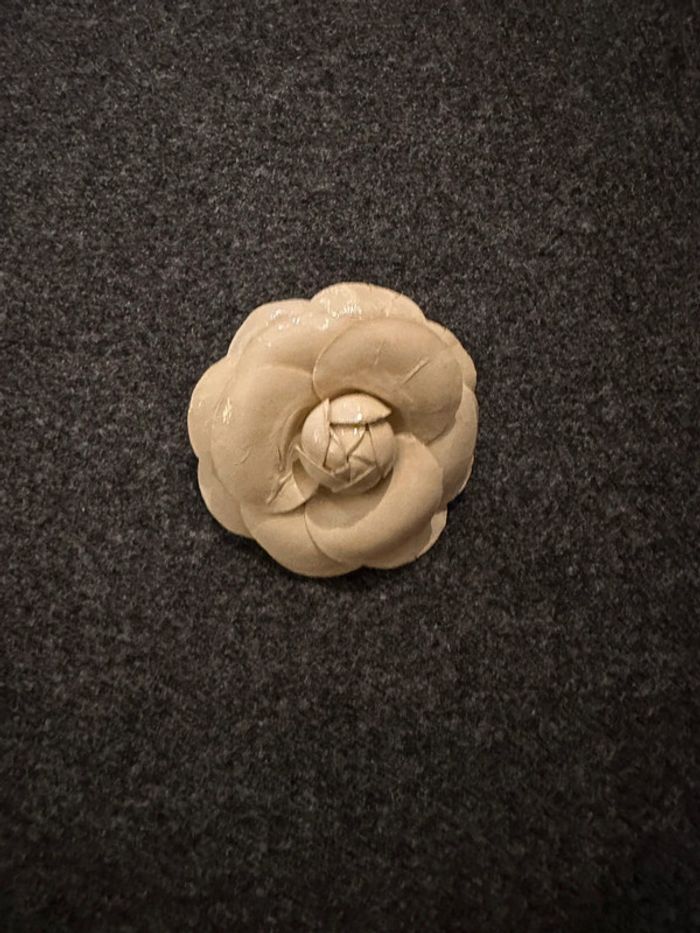 Broche vintage vinyle beige fleur - photo numéro 4
