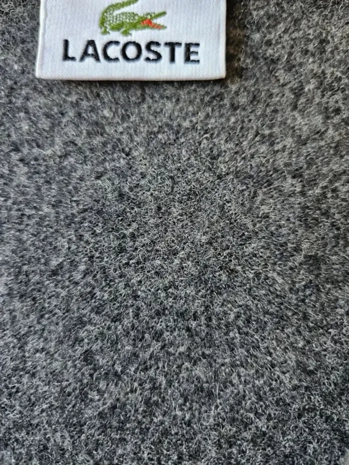 Pull en laine vierge Lacoste - Col V - Gris - Taille XS/S - Très bon état - photo numéro 7