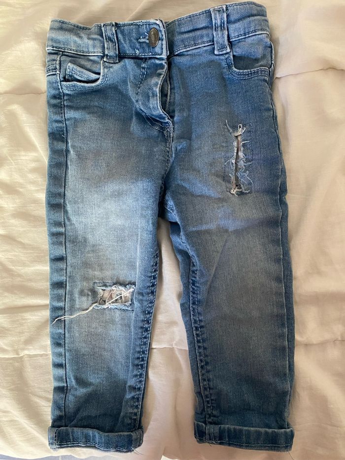 Jean, bébé fille, tape-à-l’œil