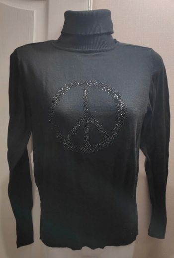 Pull noir a col roulé et effet strass